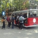 Mahasiswa sedang menaiki mobil wara-wiri Telkom University