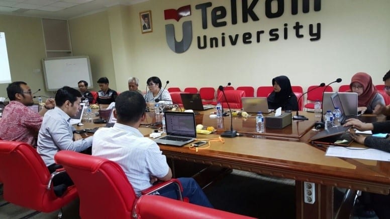 Pegawai Telkom University menggunakan laptop untuk aktifitas sehari-hari