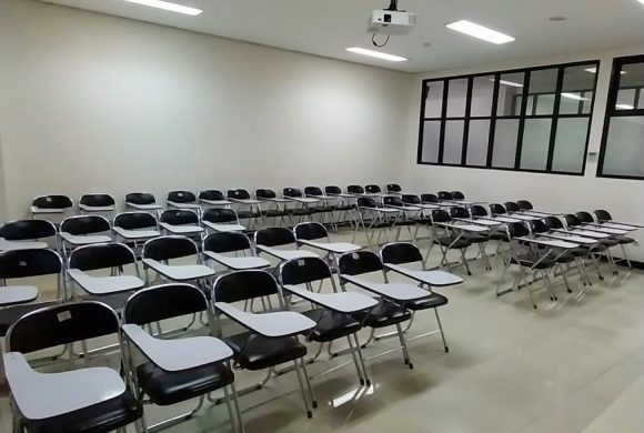Fasilitas Kursi dan InFocus di Ruangan Kelas Setiap Gedung Perkuliahan di Telkom University