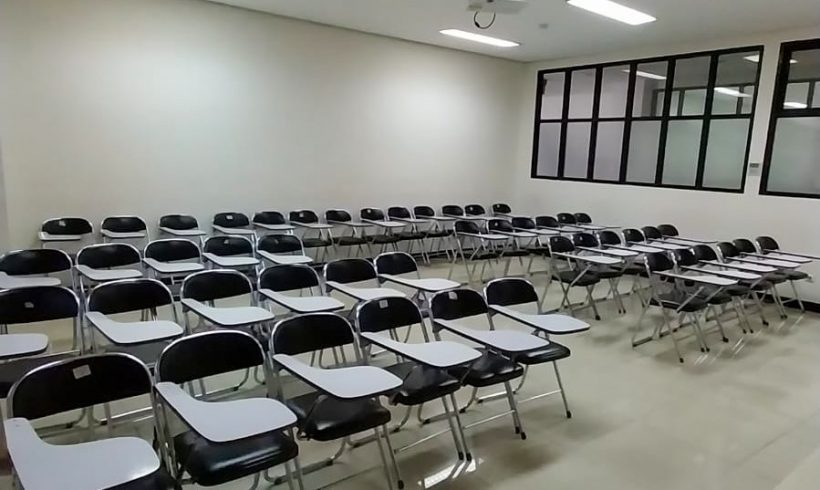 Fasilitas Kursi dan InFocus di Ruangan Kelas Setiap Gedung Perkuliahan di Telkom University