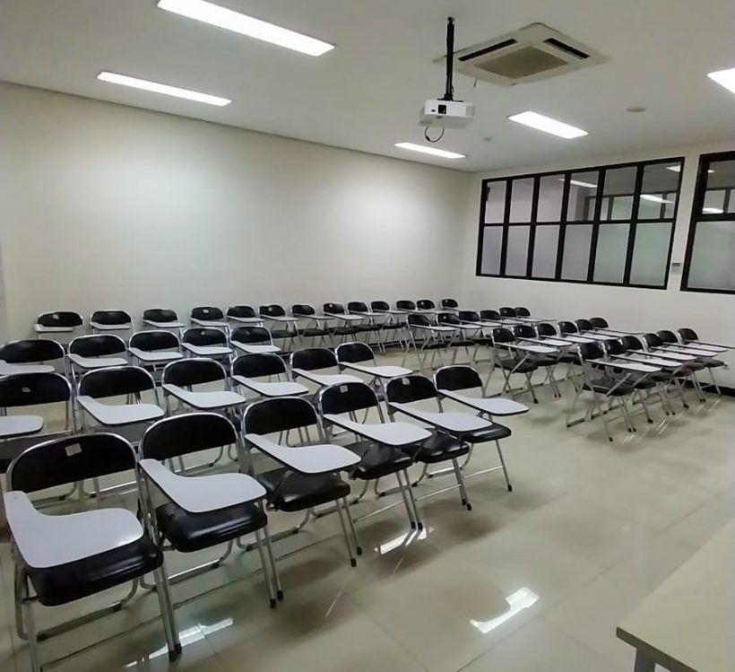 Fasilitas Kursi dan InFocus di Ruangan Kelas Setiap Gedung Perkuliahan di Telkom University Fasilitas Kursi dan InFocus di Ruangan Kelas Setiap Gedung Perkuliahan di Telkom University