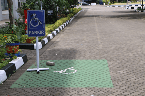 Fasilitas untuk penyandang Disabilitas - Tempat parkir disabilitas gedung kampus
