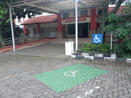 Fasilitas untuk penyandang Disabilitas - Tempat parkir disabilitas gedung kampus