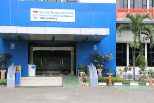Fasilitas untuk penyandang Disabilitas - Jalur masuk disabilitas ke gedung